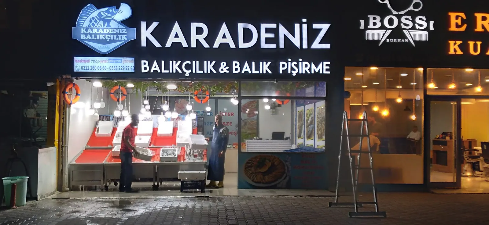 Karadeniz Balıkçılık ve Balık Pişirme dükkânı, gece, önde tezgâh