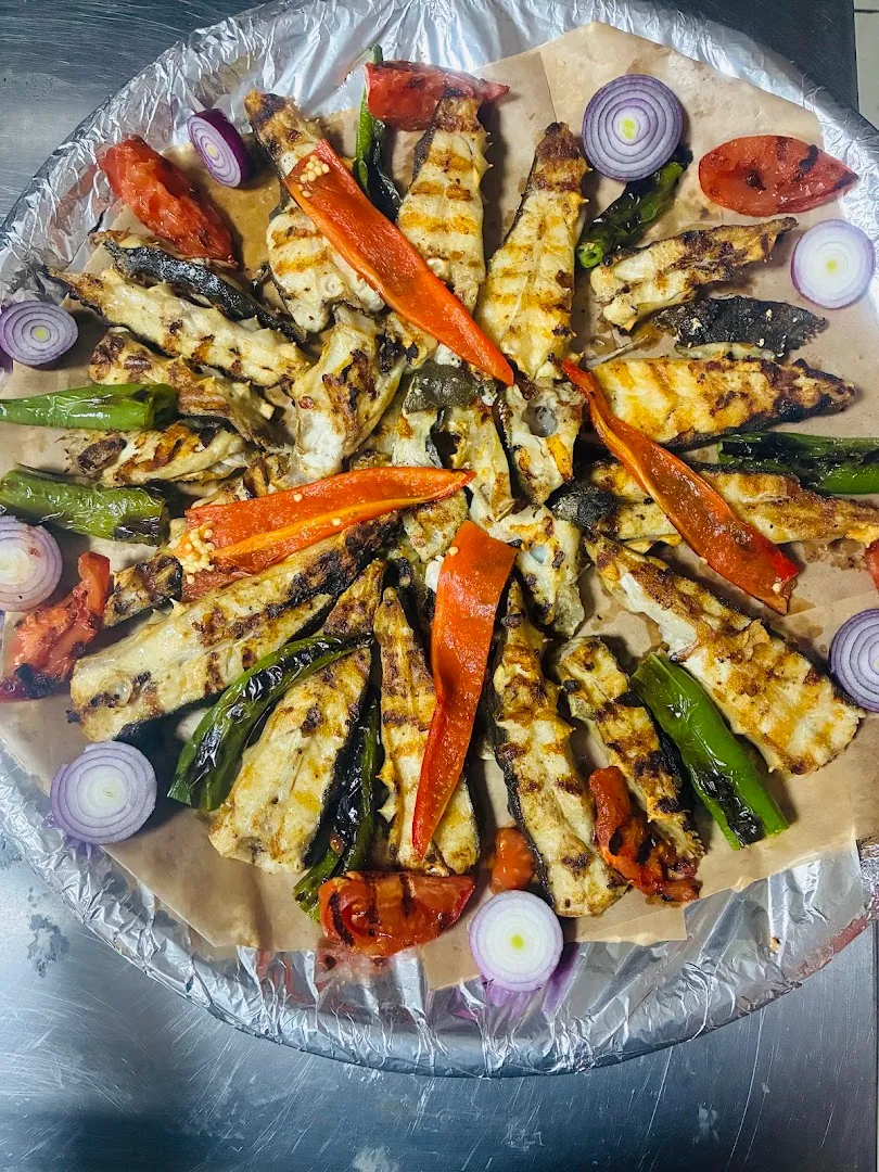 Tepside ızgara balık filetoları ve közlenmiş biber