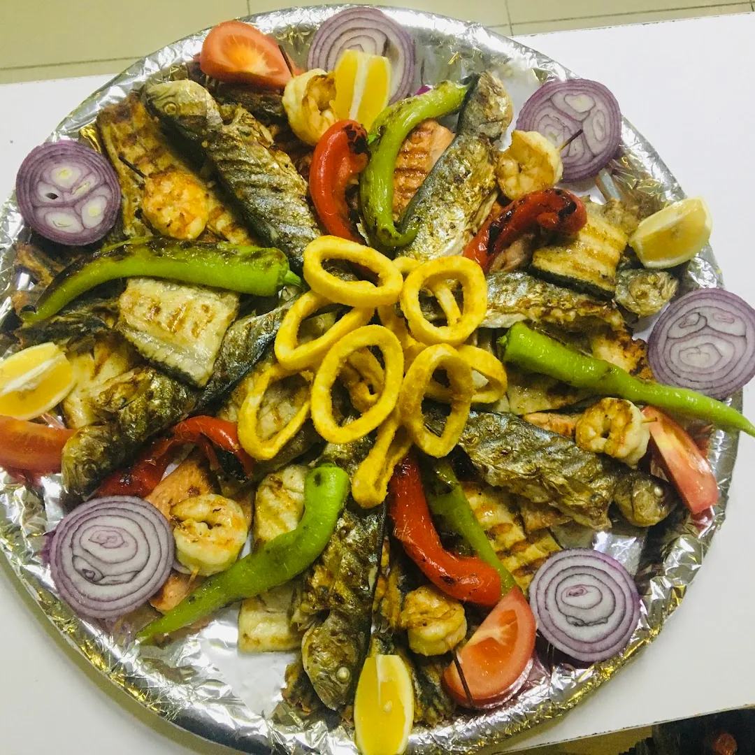 Izgara karışık balık ve kalamar halkaları